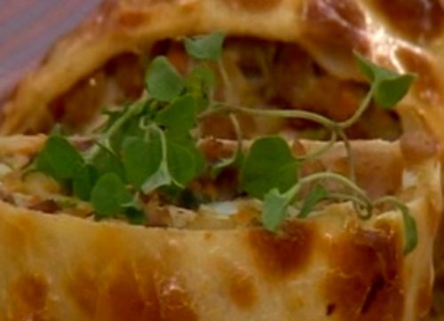 Empanadón arrollado relleno con carne de cerdo