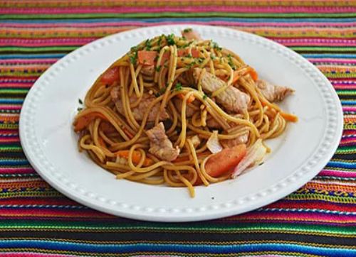 Tallarín saltado de cerdo